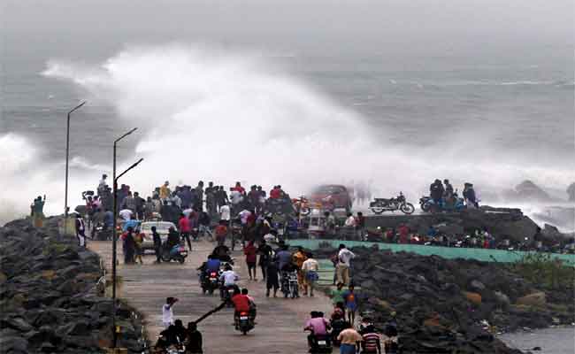 కోస్తాంధ్రకు భారీ ముప్పు తప్పింది